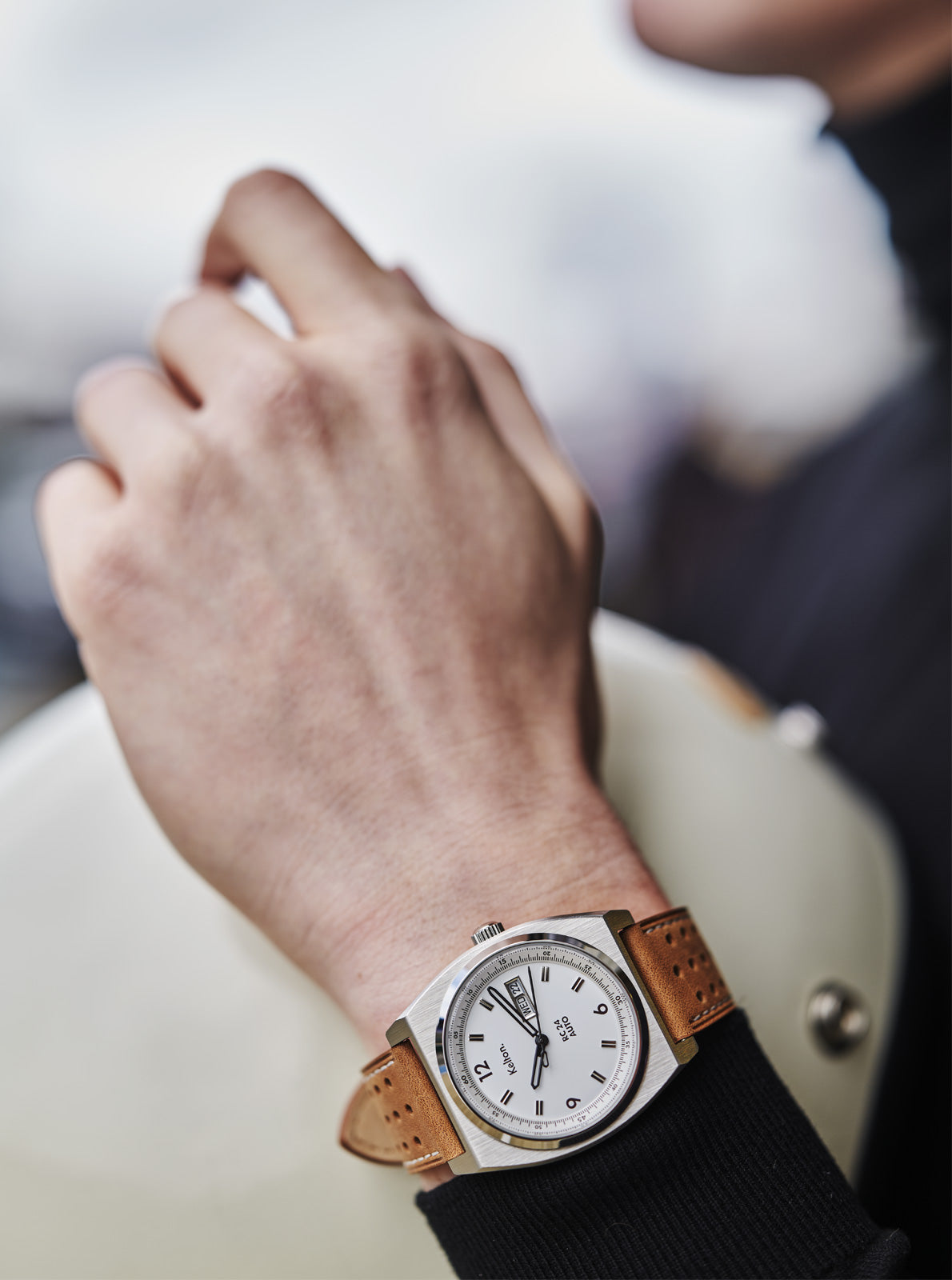 Image of Montre automatique RC 24 au poignet, cadran blanc et bracelet cuir brun