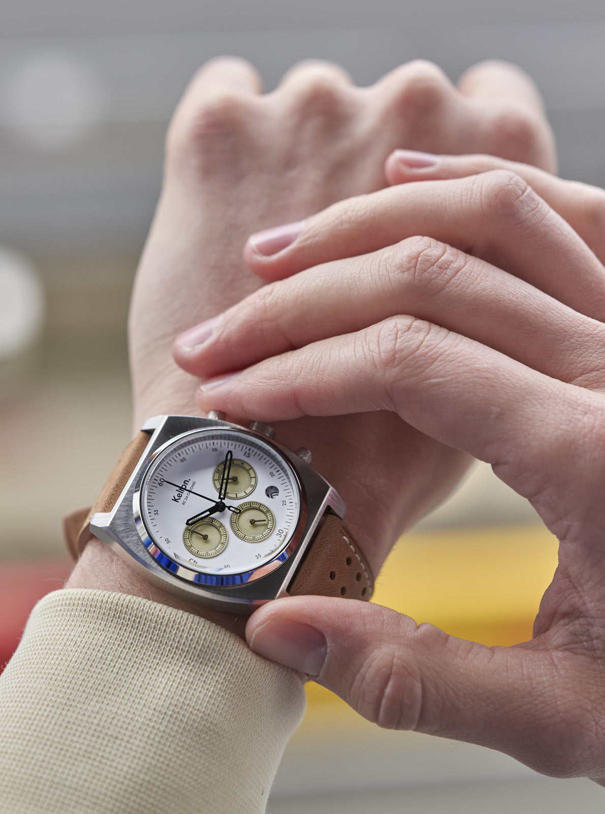 Image of Montre au poignet, cadran blanc, boîtier acier, bracelet cuir marron perforé