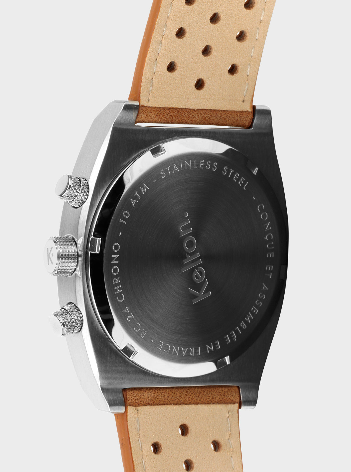 Image of Montre Kelton vue de dos : boîtier acier avec gravure, bracelet cuir brun perforé