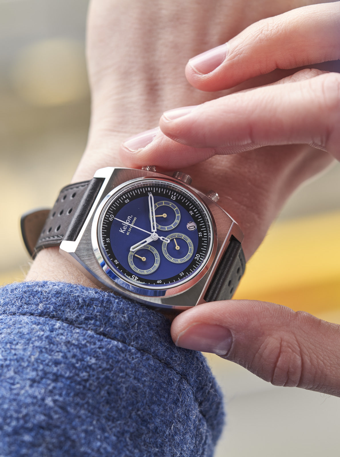 Image of Montre Kelton : cadran bleu chronographe, boîtier argent, bracelet cuir noir