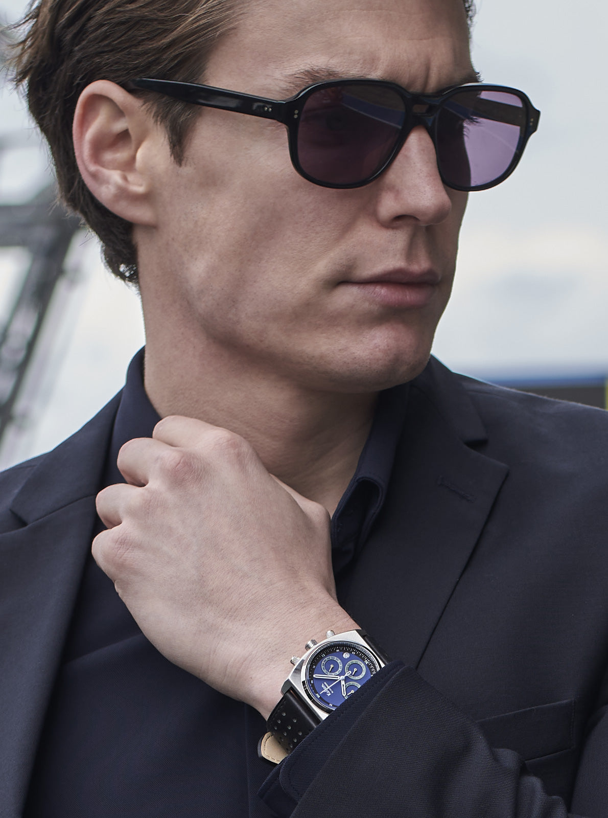 Image of Montre Kelton au poignet : cadran bleu, bracelet noir, boîtier argenté
