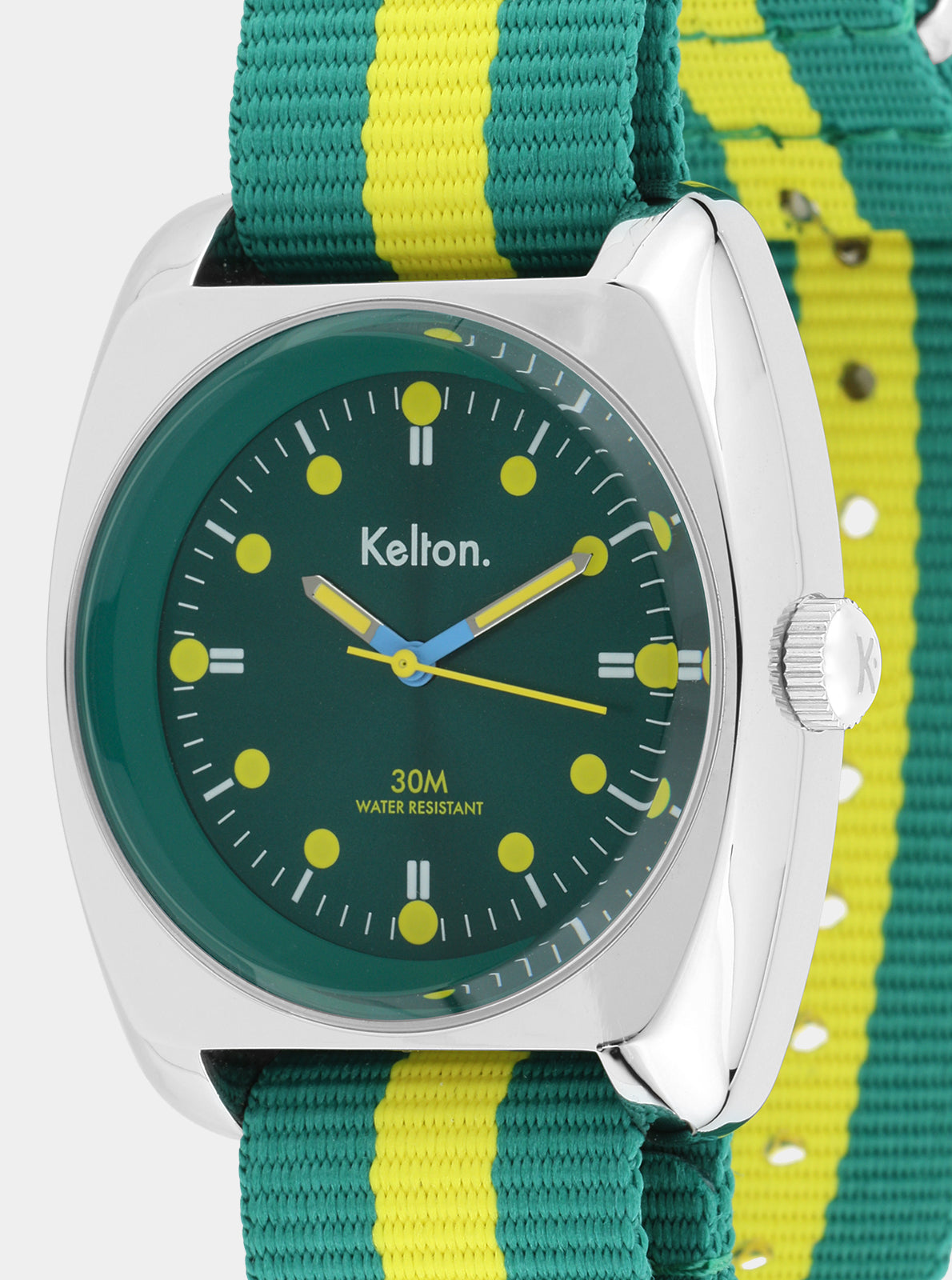 Image of Montre Kelton RC2, gros plan cadran vert, index jaunes et aiguilles, bracelet Nato rayé.