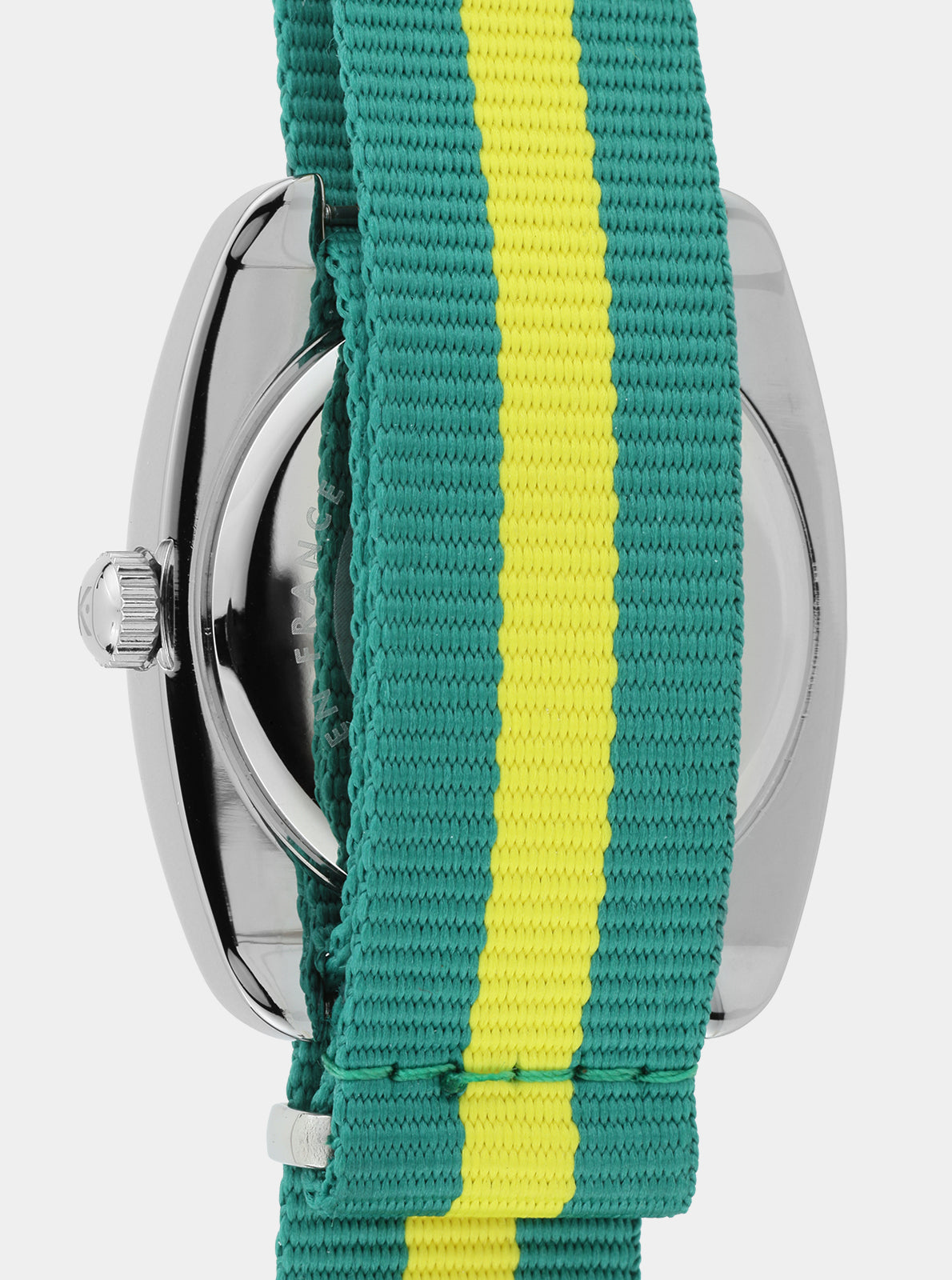 Image of Boîtier argenté et remontoir, bracelet Nato rayé vert-jaune, côté de la montre.