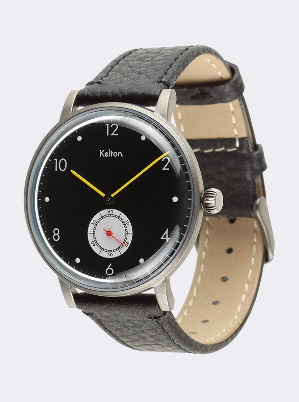 Image of Montre cadran noir sur bracelet cuir noir, vue en angle avec couronne.
