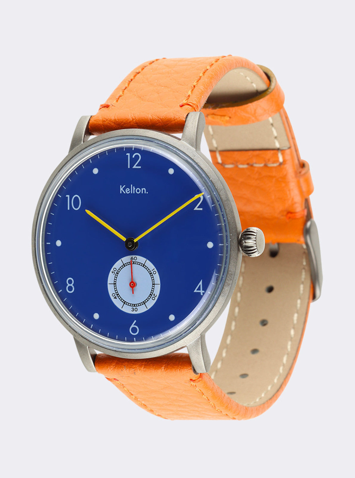 Image of Montre cadran bleu avec bracelet orange en cuir, vue 3/4 et fermoir visible