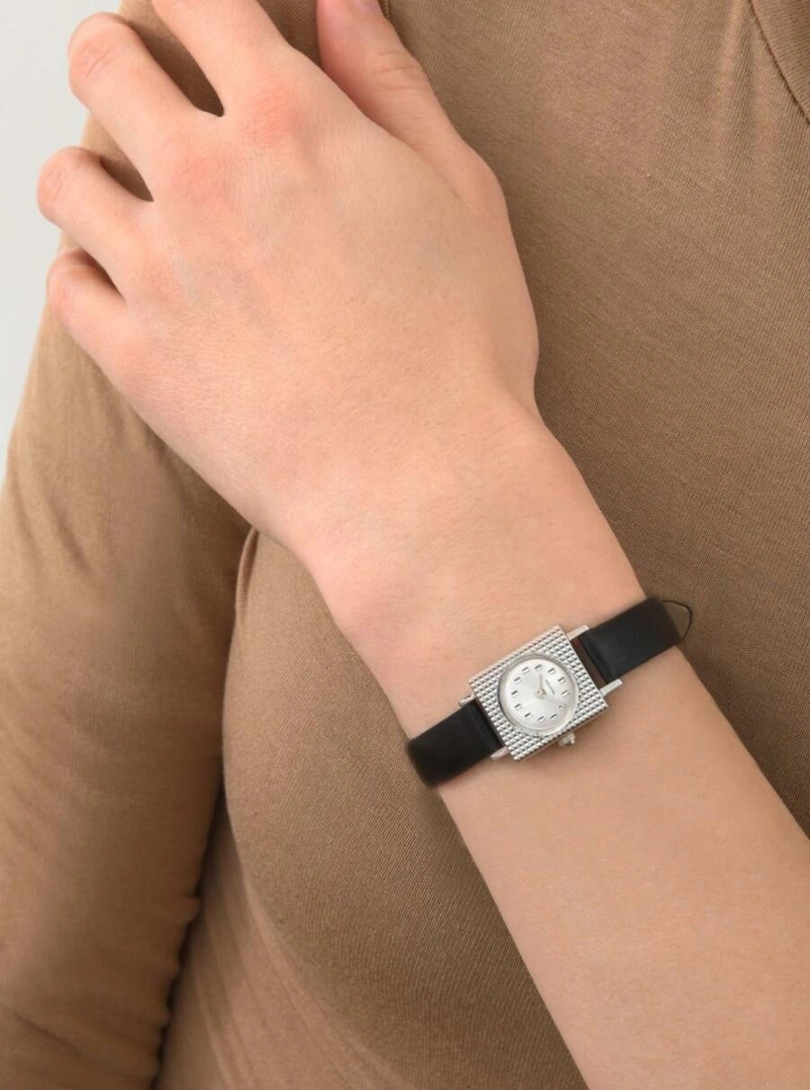 Image of Montre analogique argentée à bracelet noir, cadran blanc à index