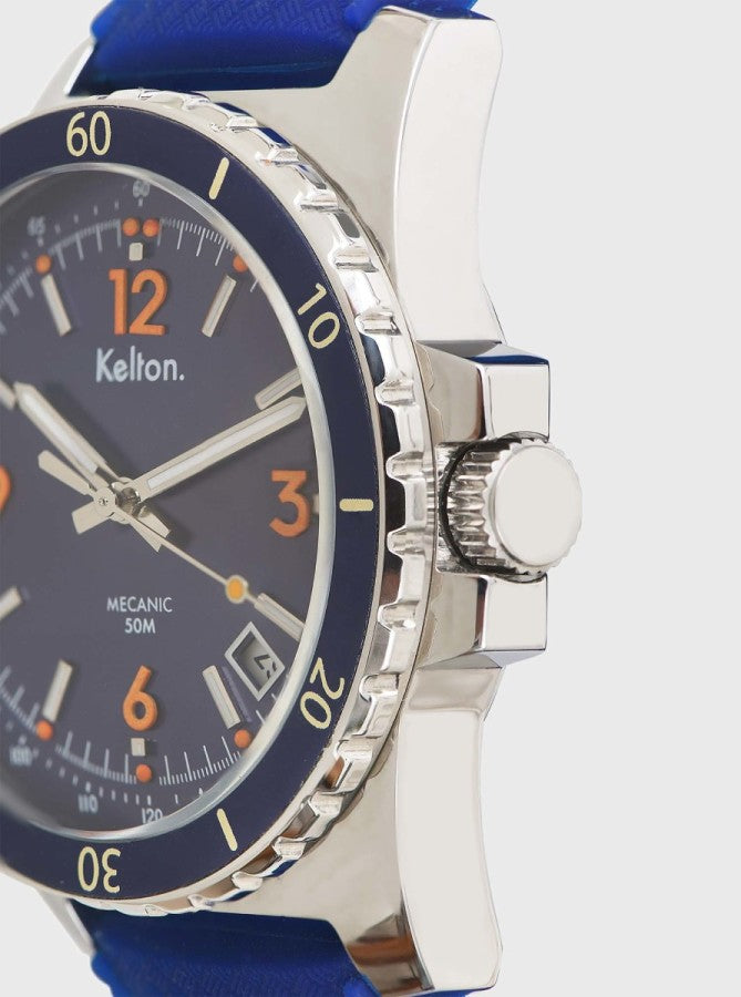 Image of Montre automatique, gros plan sur la couronne et le boîtier argenté, bracelet bleu
