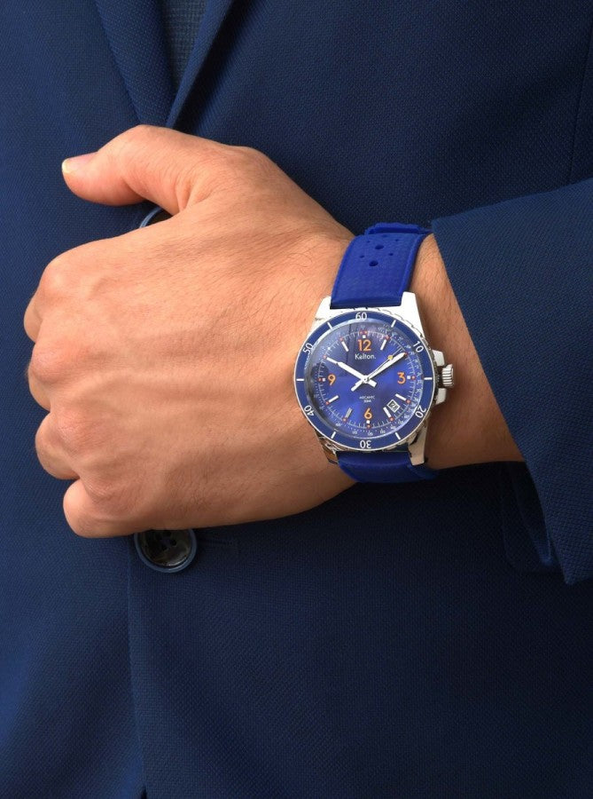 Image of Montre automatique avec cadran bleu et bracelet bleu portée au poignet