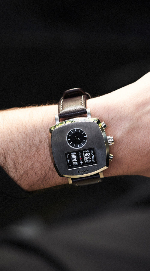 Image of Montre à cadran noir et boîtier foncé, bracelet en cuir gris, design sport.