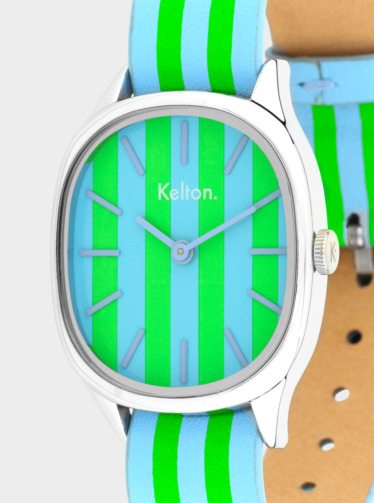 Image of Montre à cadran vert rayé, aiguilles grises, bracelet bleu clair rayé.