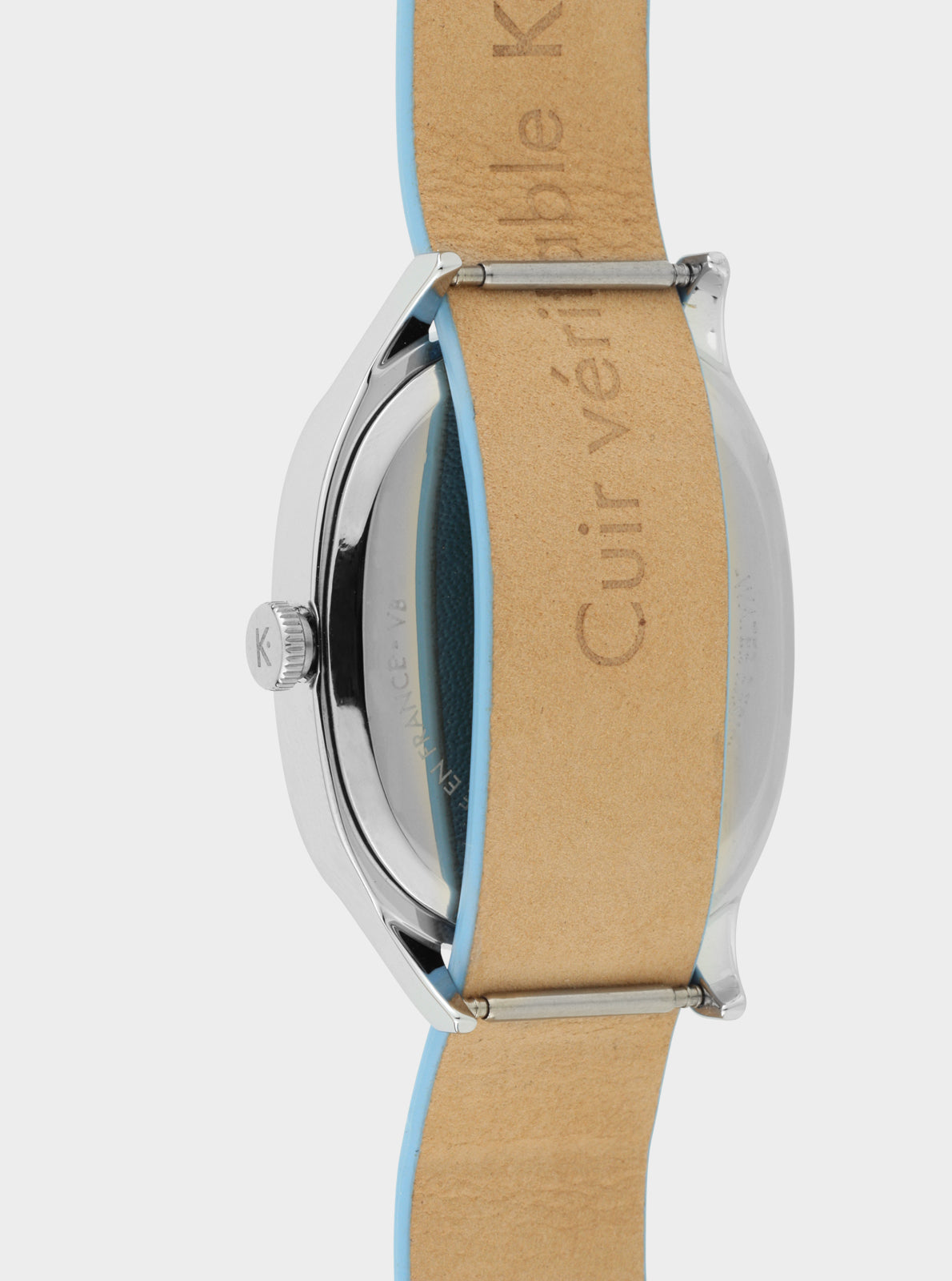 Image of Montre à boîtier argenté, fond noir et bracelet bleu avec cuir brun gravé.