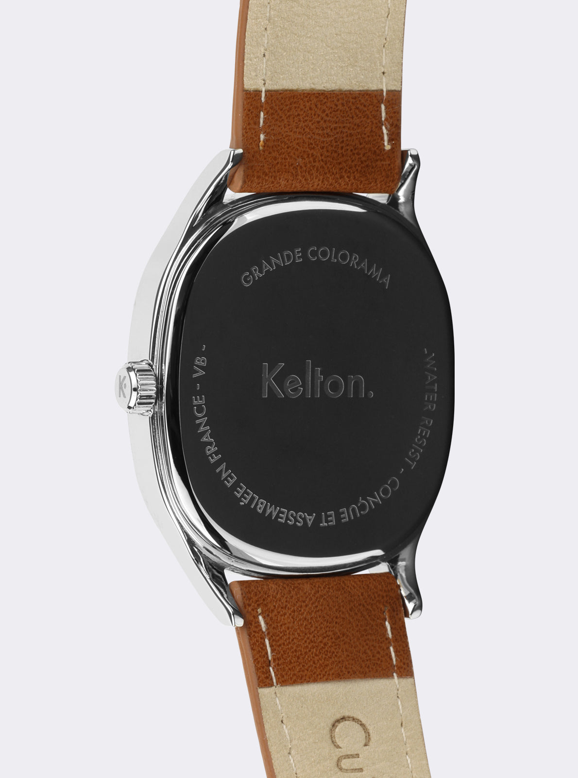 Image of Montre avec fond noir et inscriptions, bracelet en cuir marron clair, boîtier argenté.
