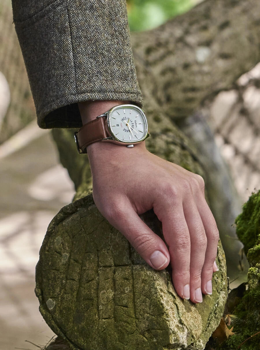 Image of Montre à cadran blanc, boîtier argent et bracelet cuir marron