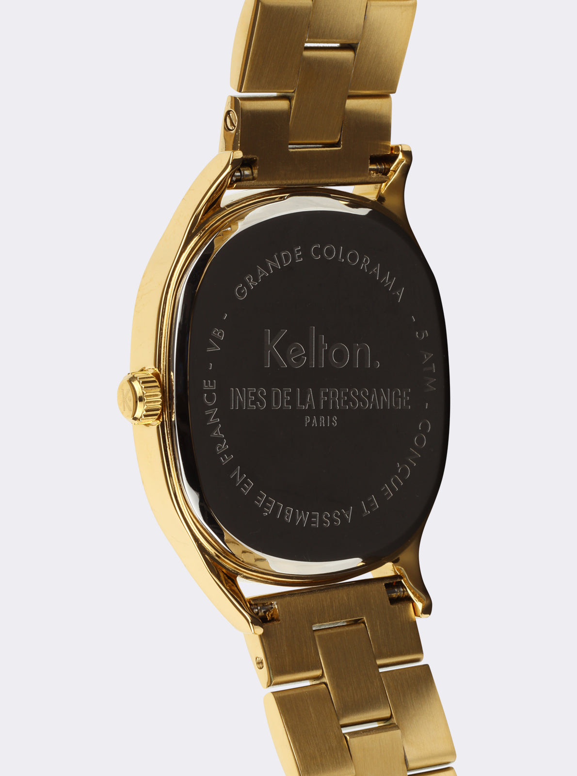 Image of Montre-bracelet dorée, fond noir gravé « GRANDE COLORAMA » et logo Kelton