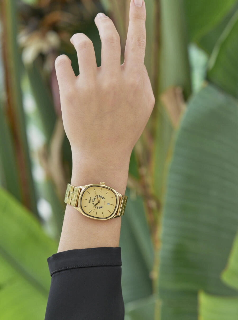 Image of Montre bracelet doré, cadran rond à chiffres, vue poignet avec manche noire