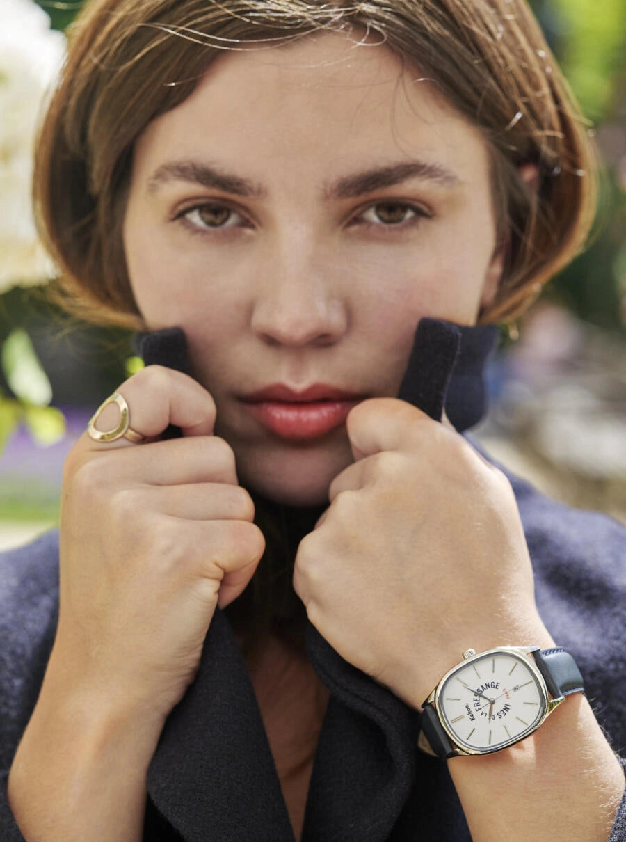Image of Montre à cadran blanc avec boîtier argent, bracelet rouge
