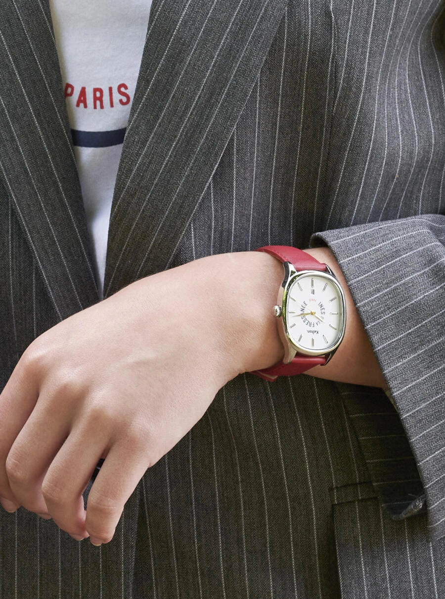 Image of Montre à cadran blanc et boîtier argent, bracelet rouge