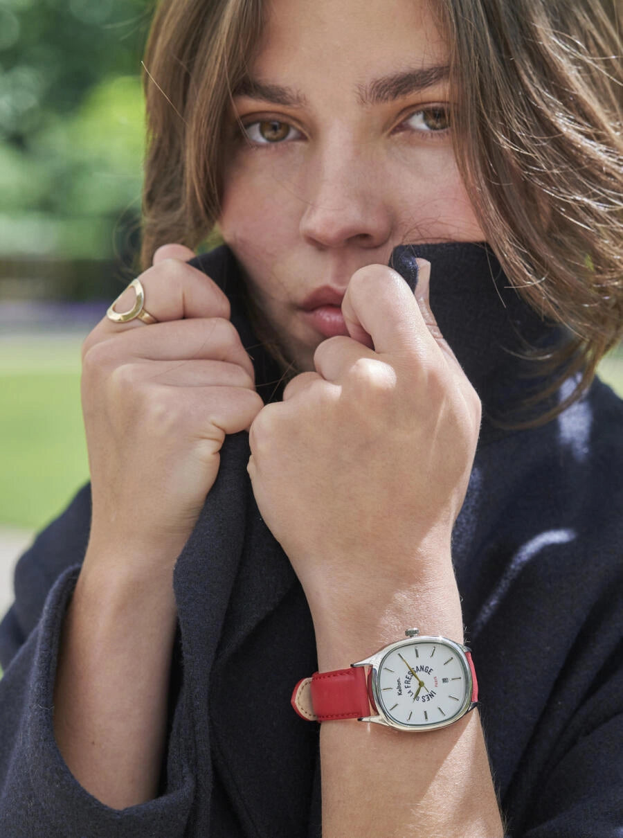 Image of Montre à cadran blanc, boîtier argent et bracelet rouge
