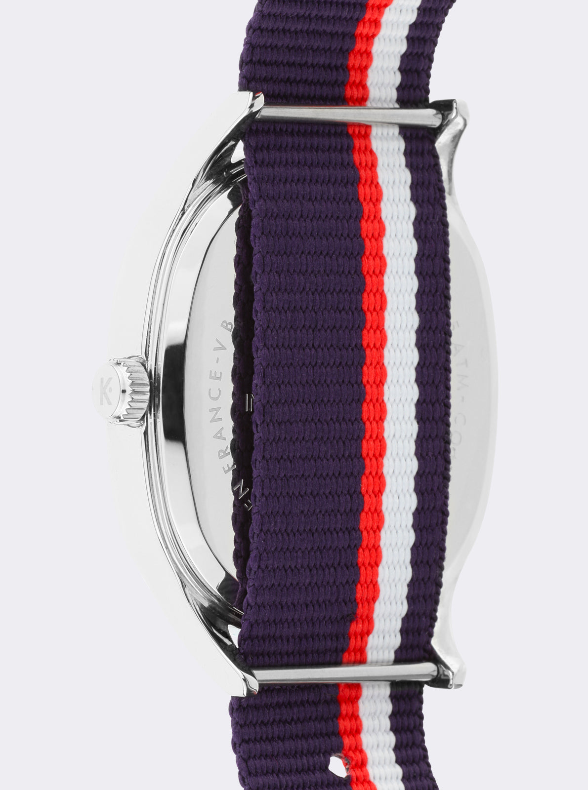 Image of Montre sport vue de côté, bracelet tissu bleu marine rayé rouge, boîtier argent.