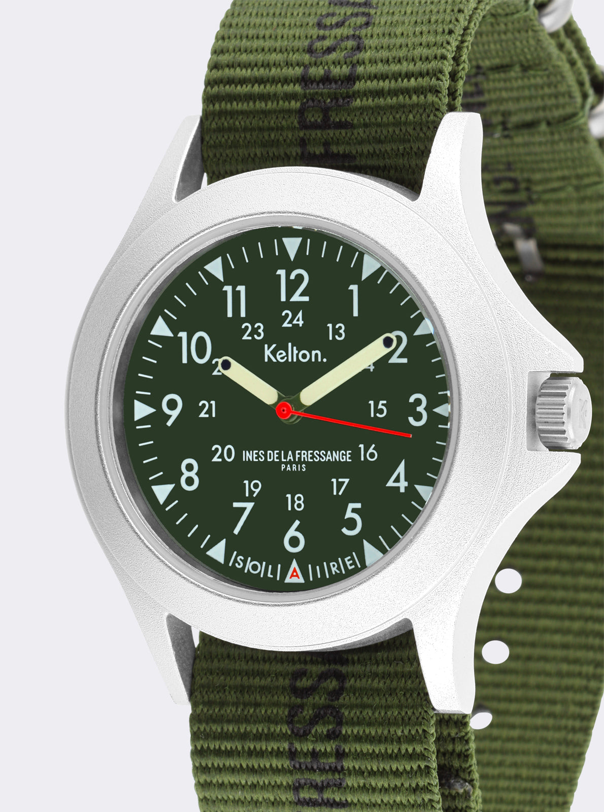 Image of Montre solaire gros plan : cadran vert foncé, chiffres blancs, boîtier blanc.
