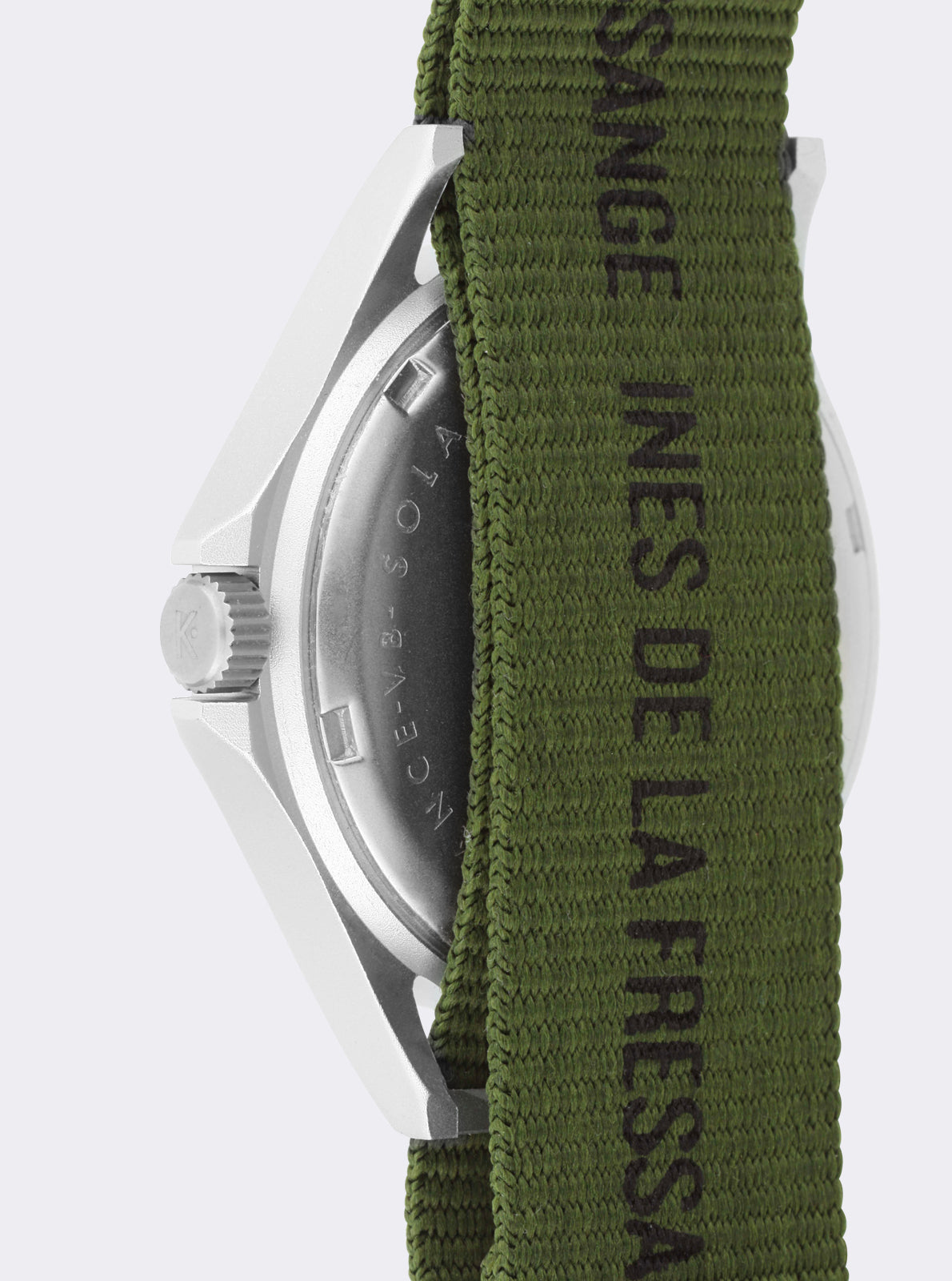 Image of Montre solaire vue de côté, boîtier blanc et bracelet textile vert kaki.