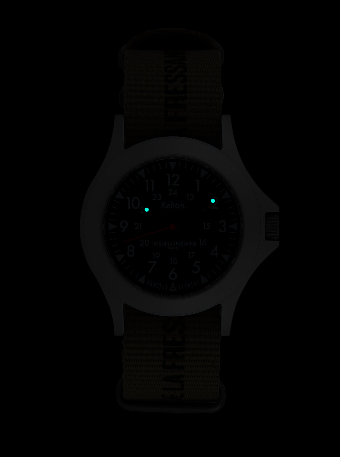 Image of Montre solaire cadran sombre avec points lumineux bleus, bracelet textile kaki.