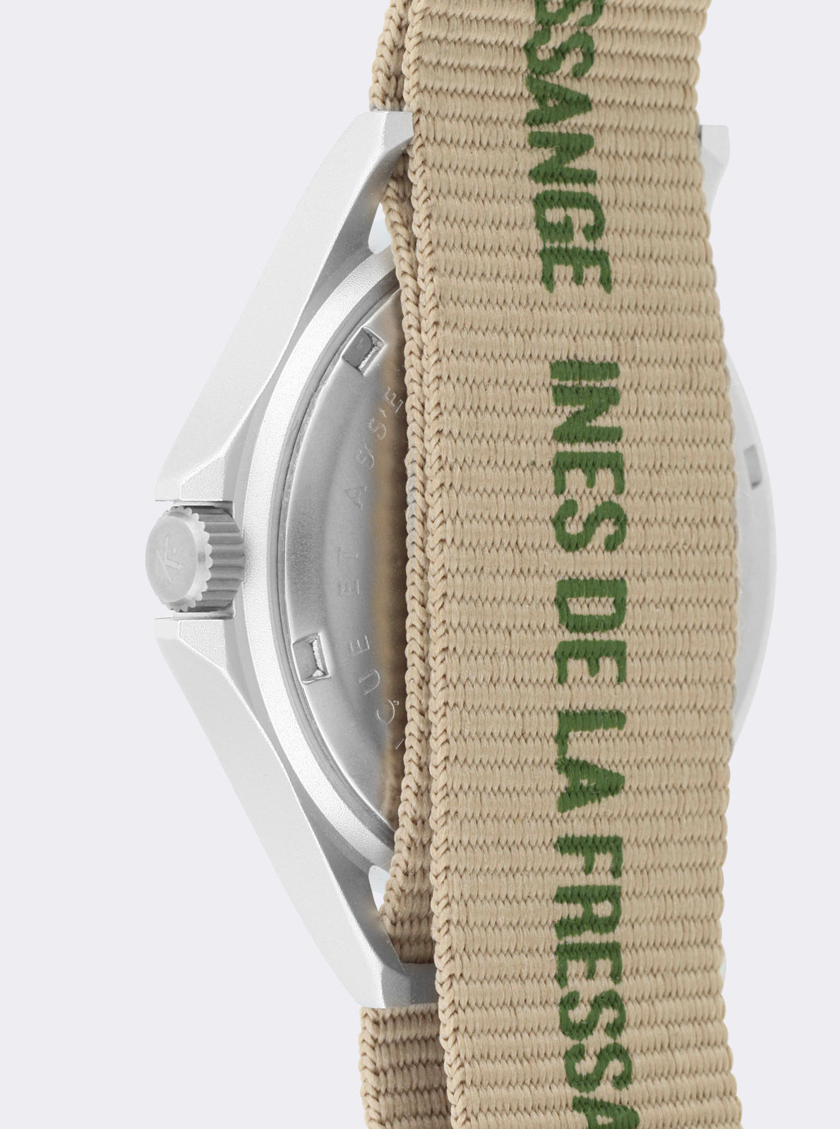 Image of Montre solaire vue de côté, boîtier argenté et bracelet tissu beige à inscription verte