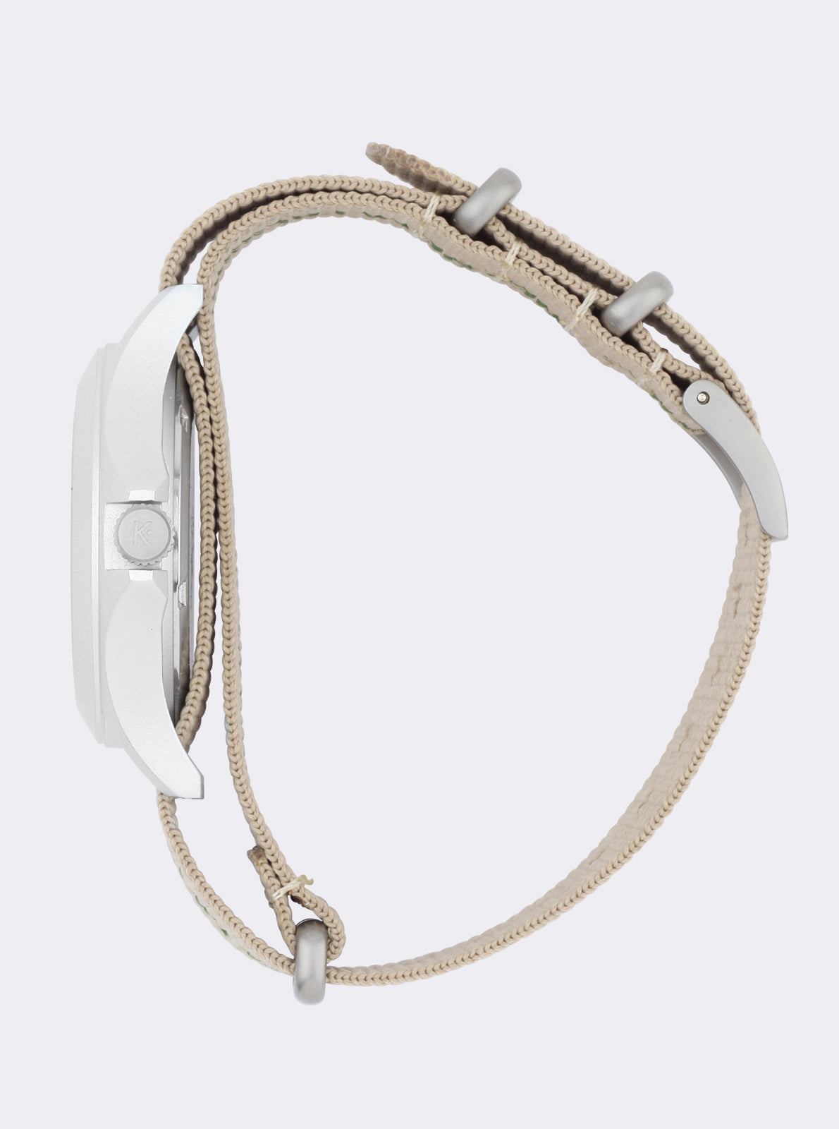 Image of Montre solaire bracelet tissu beige avec boucle, boîtier argenté et attache latérale