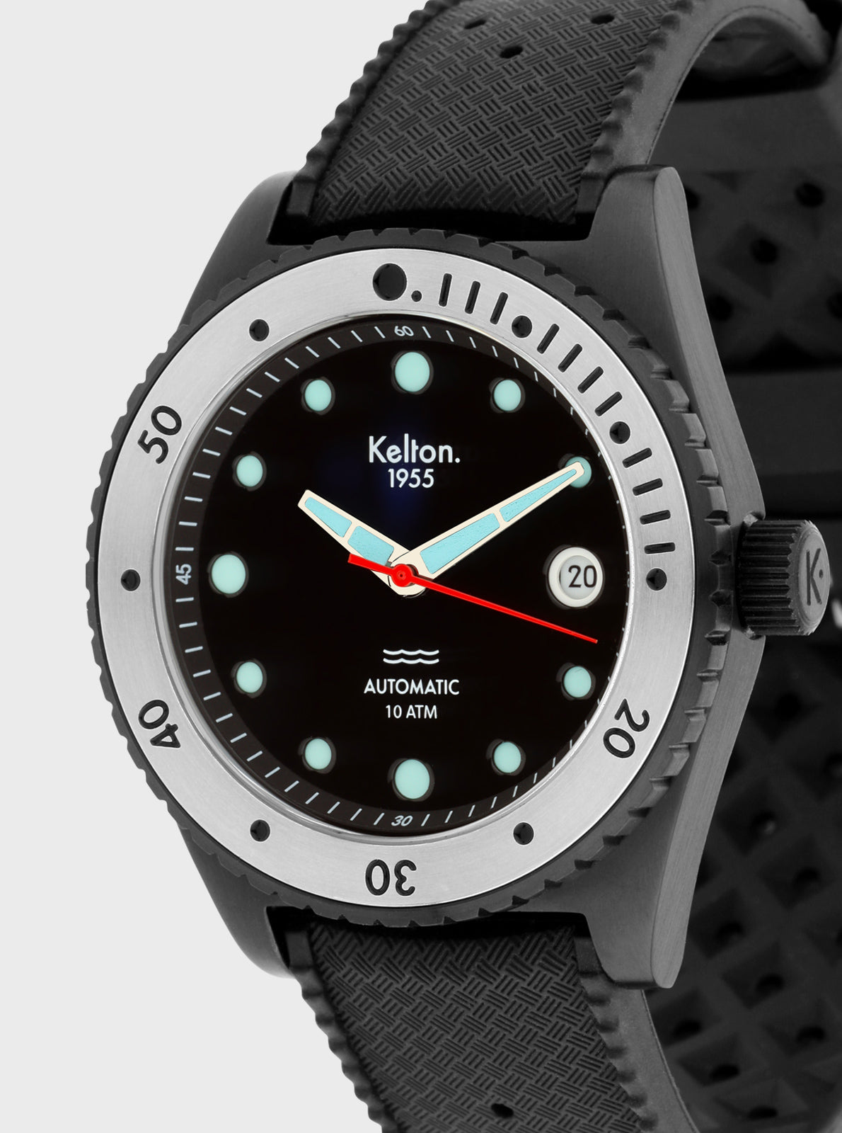 Image of Montre de plongée noire Kelton 1955, gros plan cadran vert et index lumineux