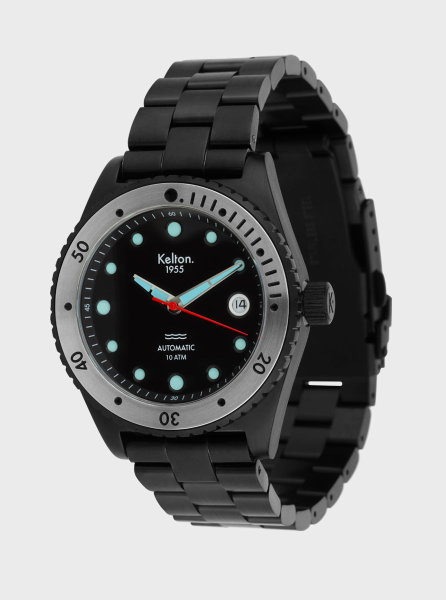 Image of Montre Kelton 1955 noire vue de trois quarts, cadran noir, couronne latérale, bracelet métal