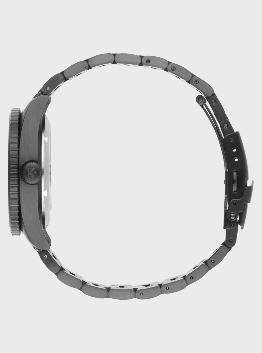 Image of Montre Kelton 1955 vue de côté, boîtier noir et bracelet métal à maillons, couronne