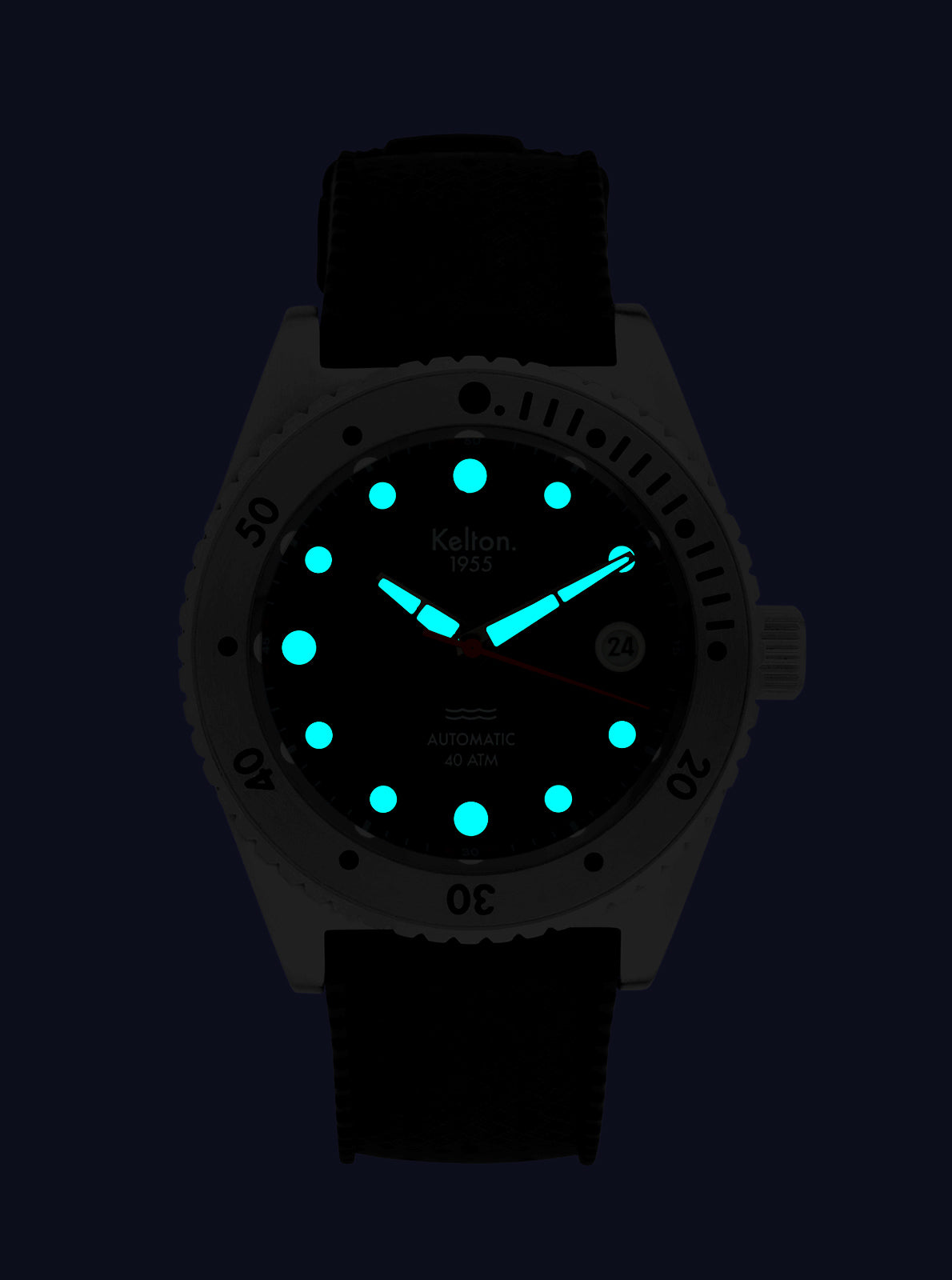 Image of Montre de plongée Kelton 1955, cadran sombre à index lumineux turquoise, bracelet noir.
