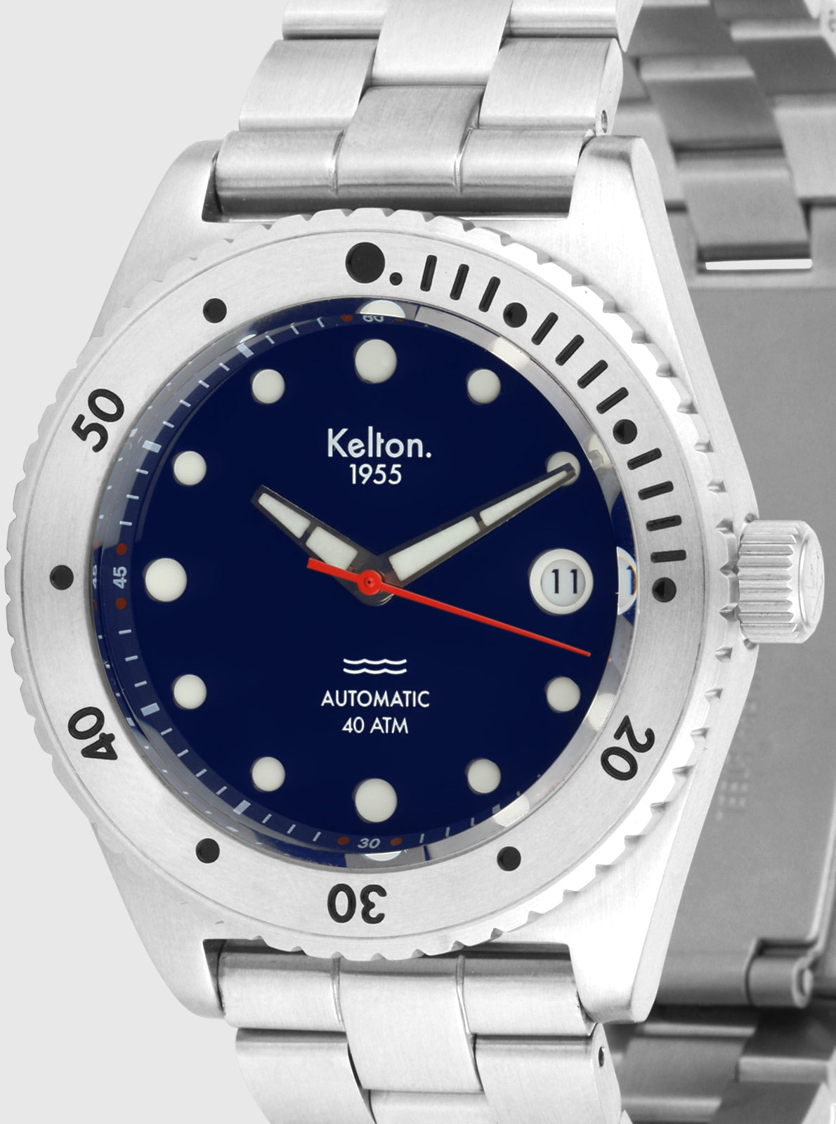 Image of Montre de plongée cadran bleu, aiguilles et repères lumineux, boîtier argent, lunette noire.