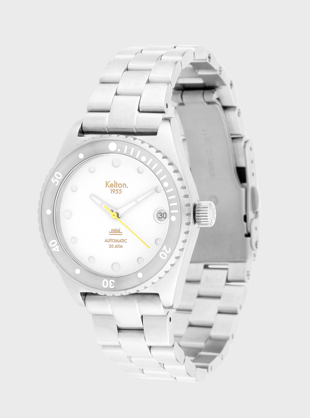 Image of Montre de plongée blanche Kelton 1955 vue de trois-quarts, cadran blanc, bracelet métal.
