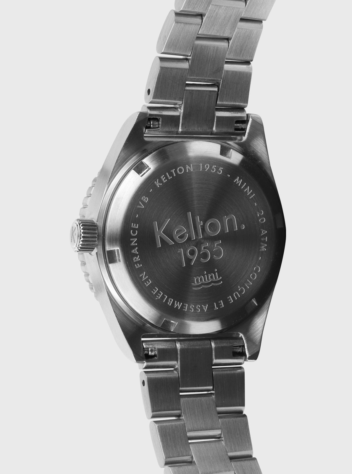 Image of Montre de plongée Kelton noire au dos, gravures visibles, bracelet métal, vue arrière.
