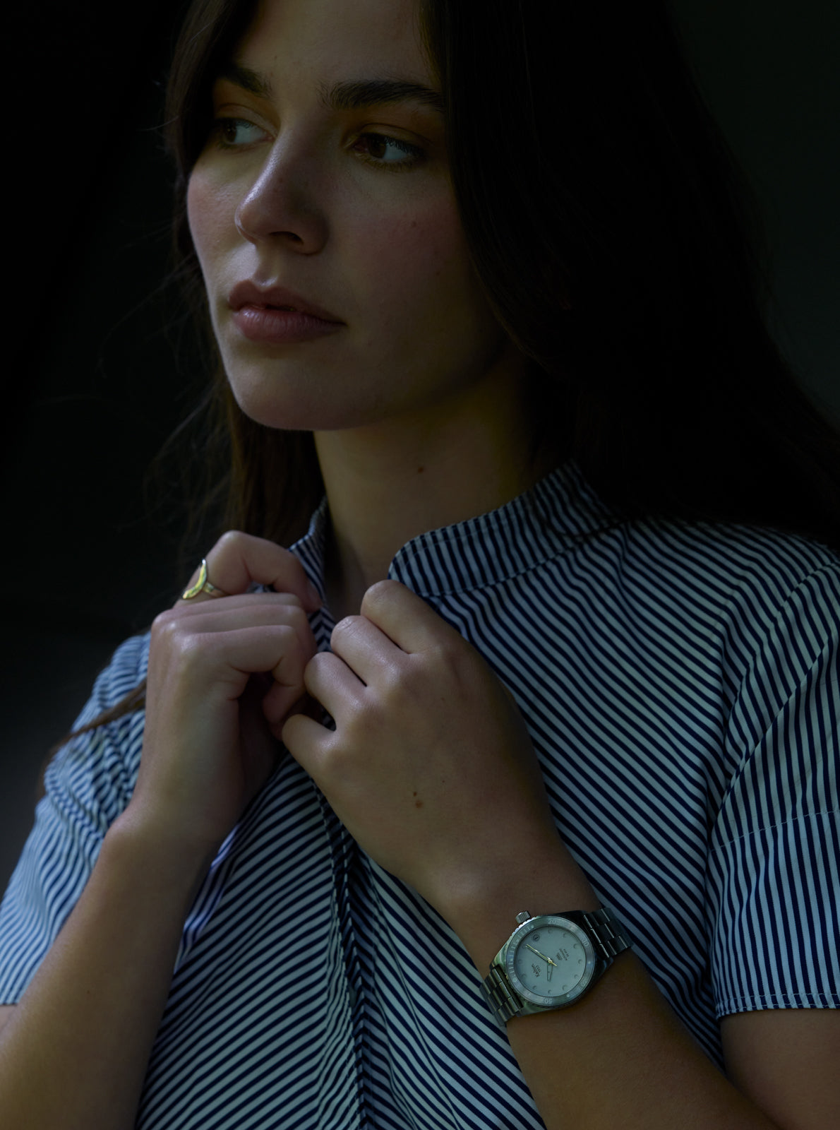 Image of Montre Kelton au poignet, cadran clair, bracelet sombre