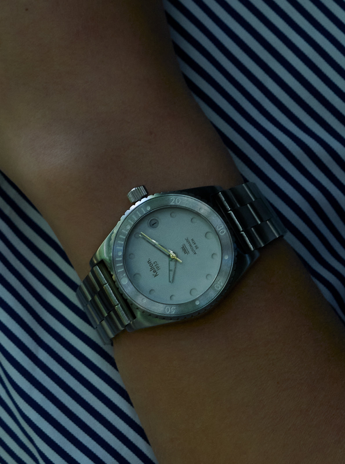 Image of Montre Kelton au poignet, boîtier acier et bracelet à maillons