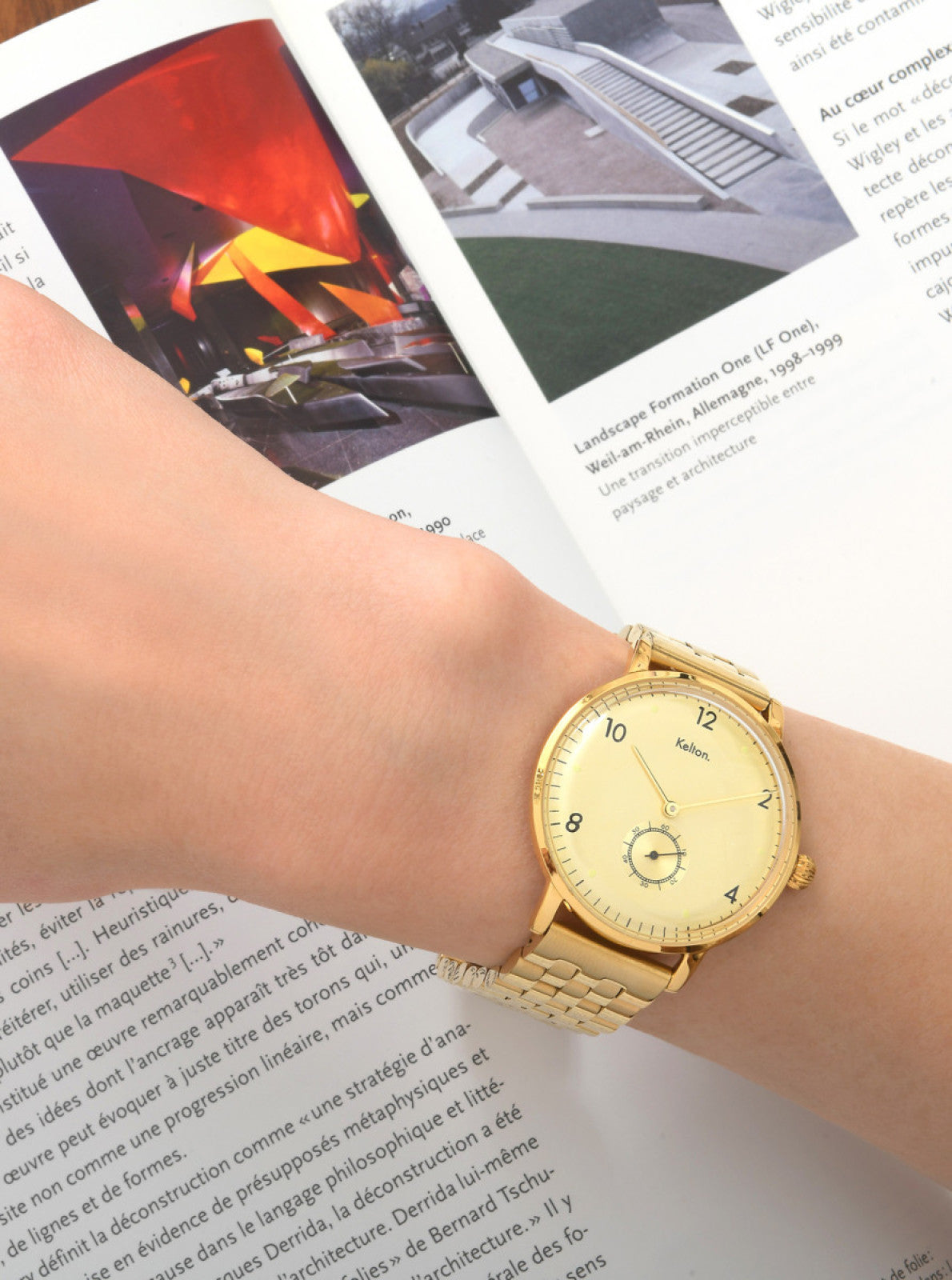 Image of Montre Kelton bracelet doré en mailles portée au poignet