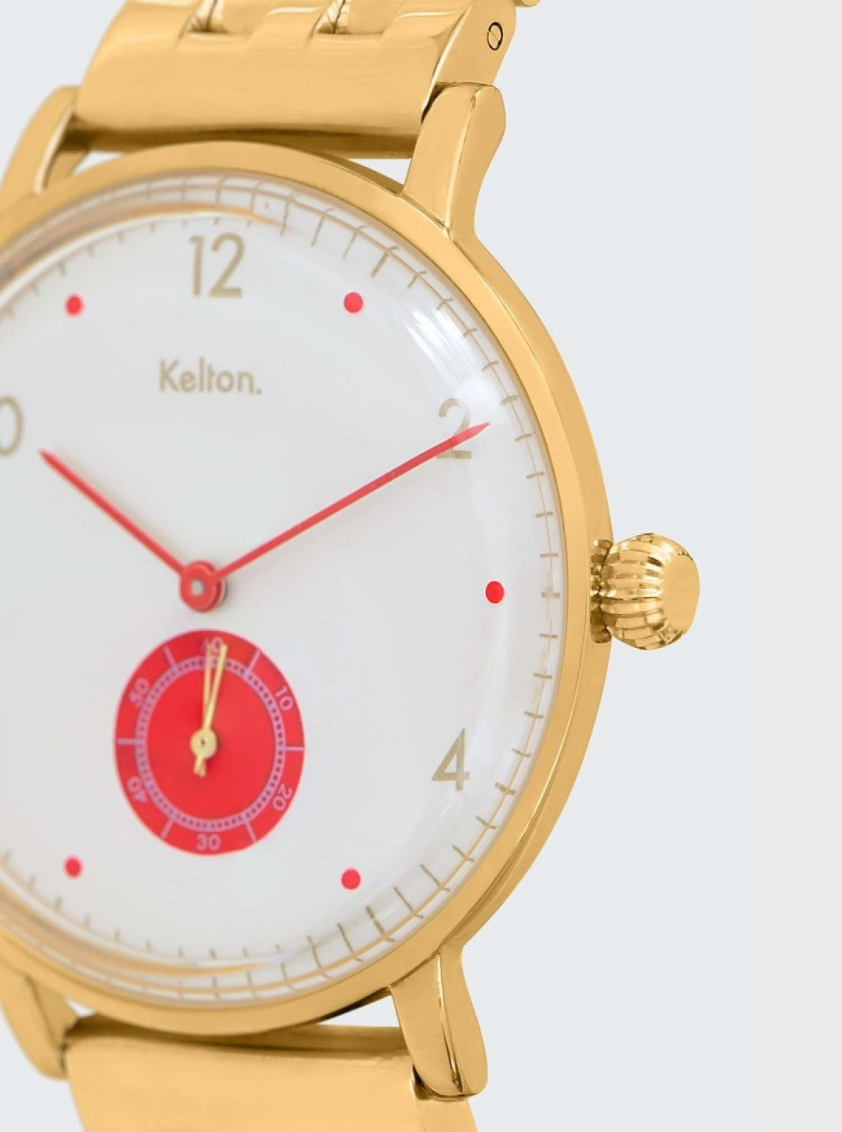Image of Montre Villa dorée, cadran blanc avec anneau rouge et aiguilles rouges.