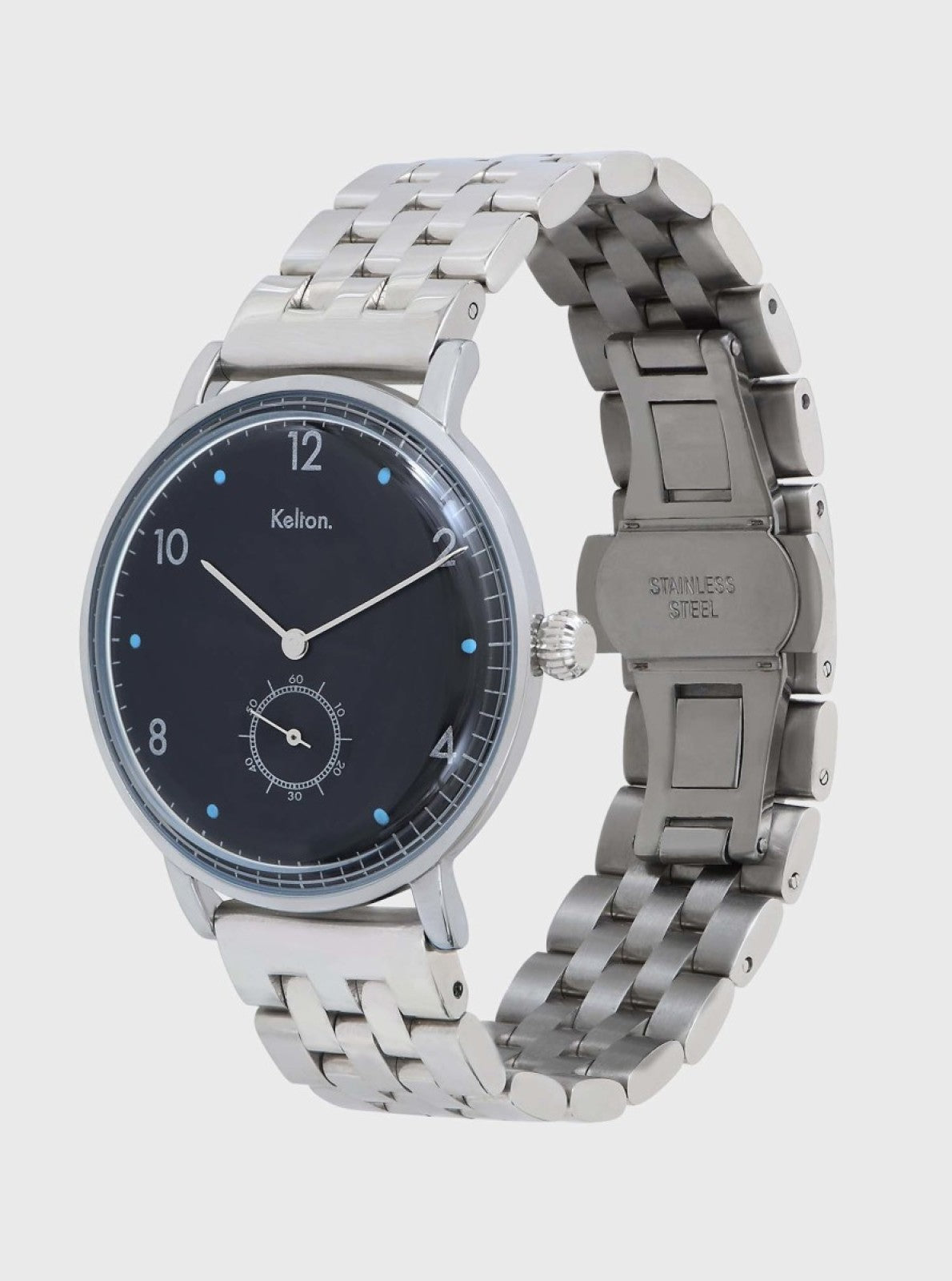Image of Montre analogique argentée, cadran noir avec chiffres et bracelet en mailles tressées.