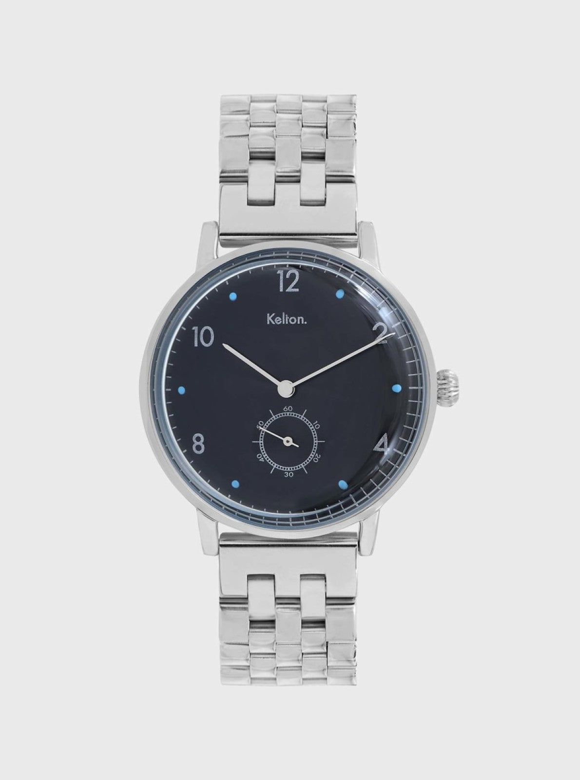 Image of Montre analogique à bracelet en mailles argentées et cadran noir, aiguilles blanches.