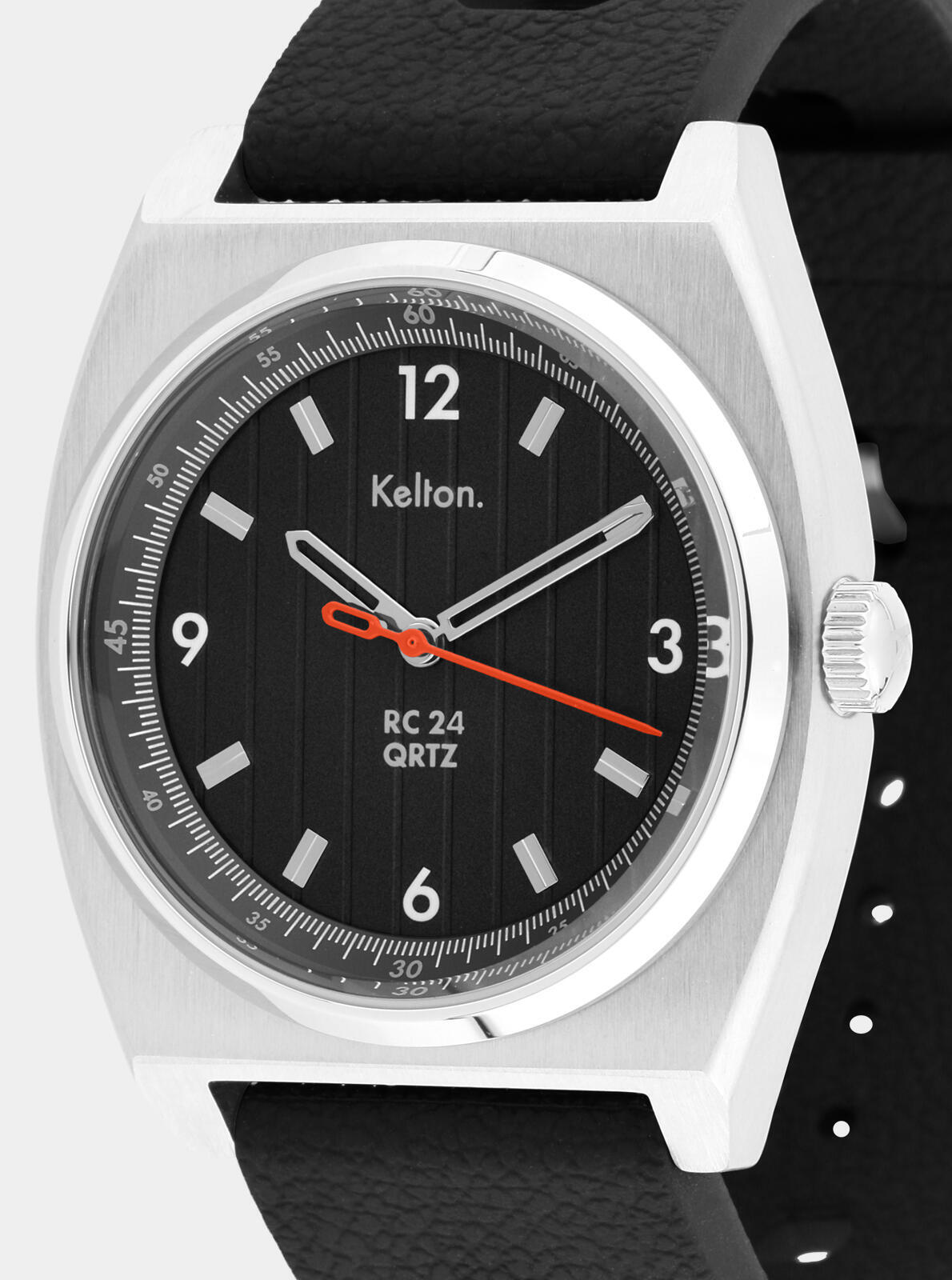 Close-up of RC24 Asphalte Quartz black dial &ndash; black Tropic Racing strap